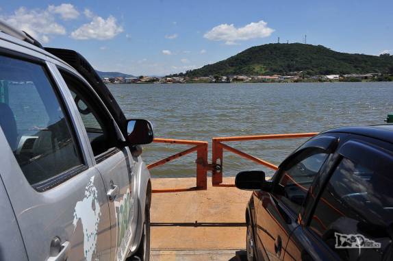 Na balsa, atravessando a Laguna de Imaruí,  entre o Farol de Santa Marta e Laguna, no litoral sul de Santa Catarina